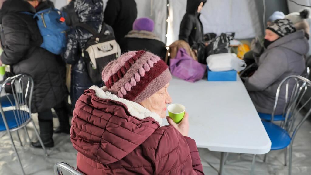 Пожилые люди и люди с инвалидностью часто оказываются запертыми в своих квартирах в многоэтажках без электричества и отопления, не имея возможности приготовить горячую еду или зарядить устройства, чтобы оставаться на связи. 